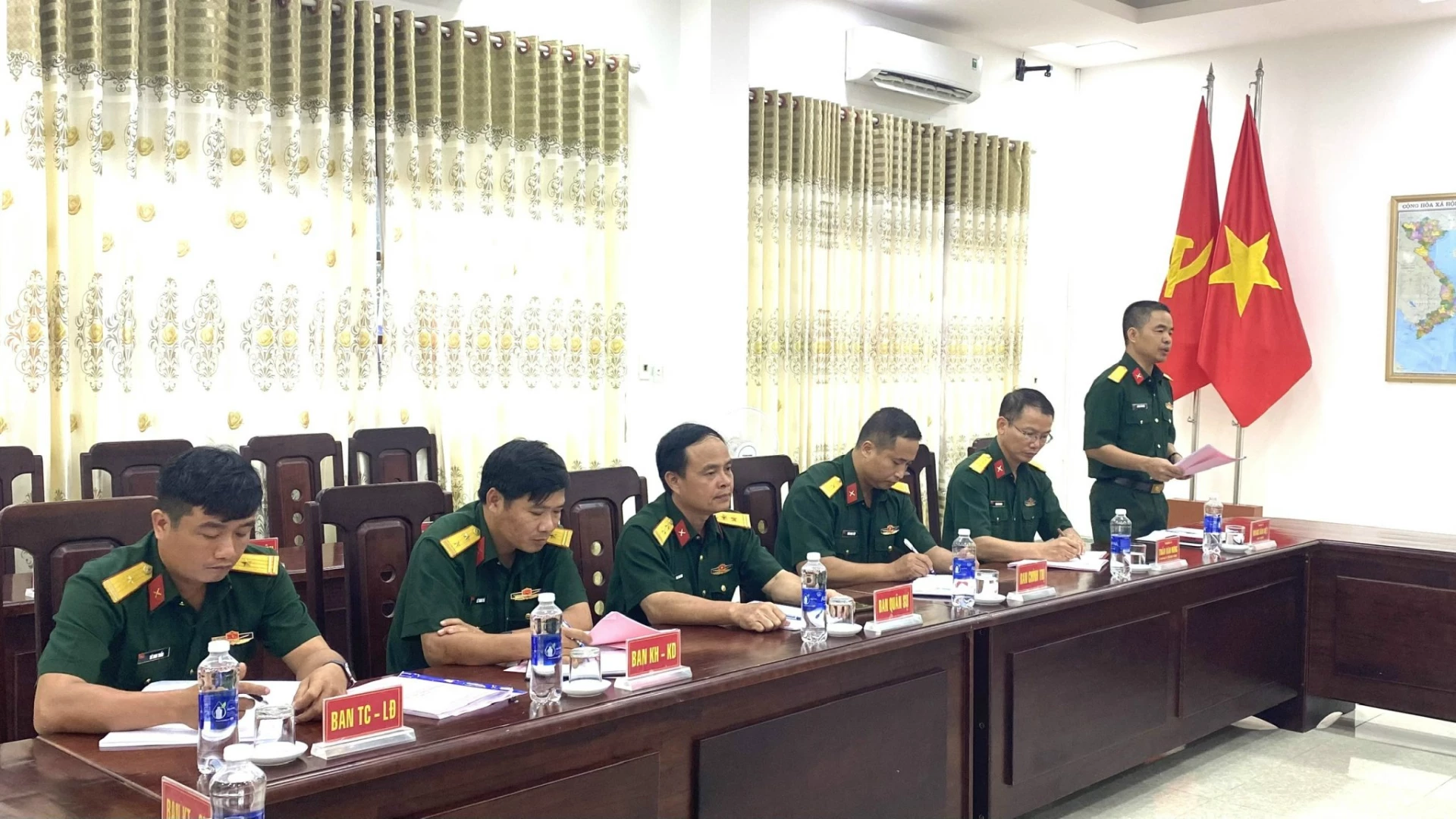 Lãnh đạo Đoàn Kinh tế - Quốc phòng 79 báo cáo với đoàn -Ảnh: NL