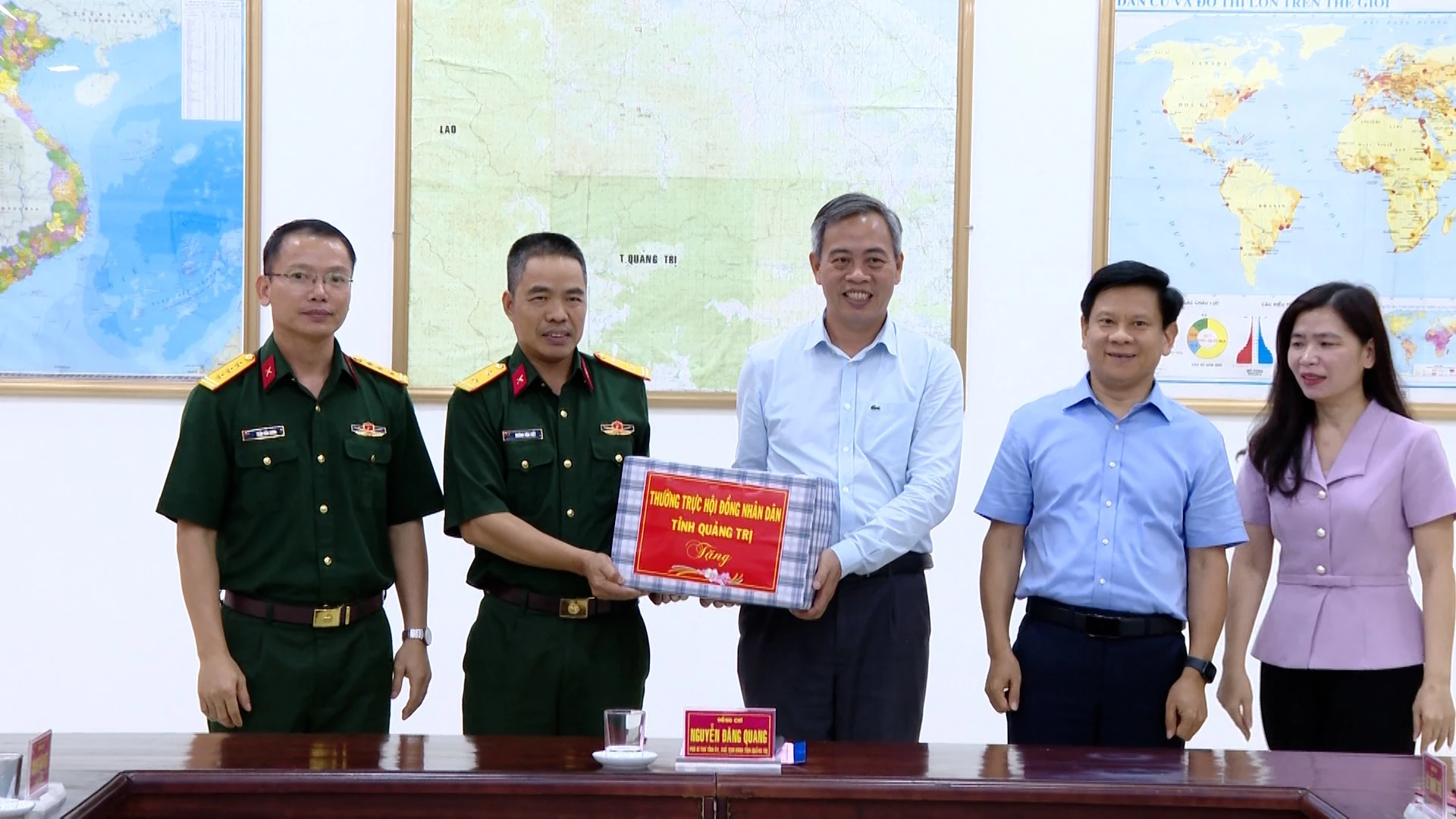 Đoàn công tác Thường trực HĐND tỉnh tặng quà cho Đoàn Kinh tế - Quốc phòng 79 -Ảnh: Biên Cương