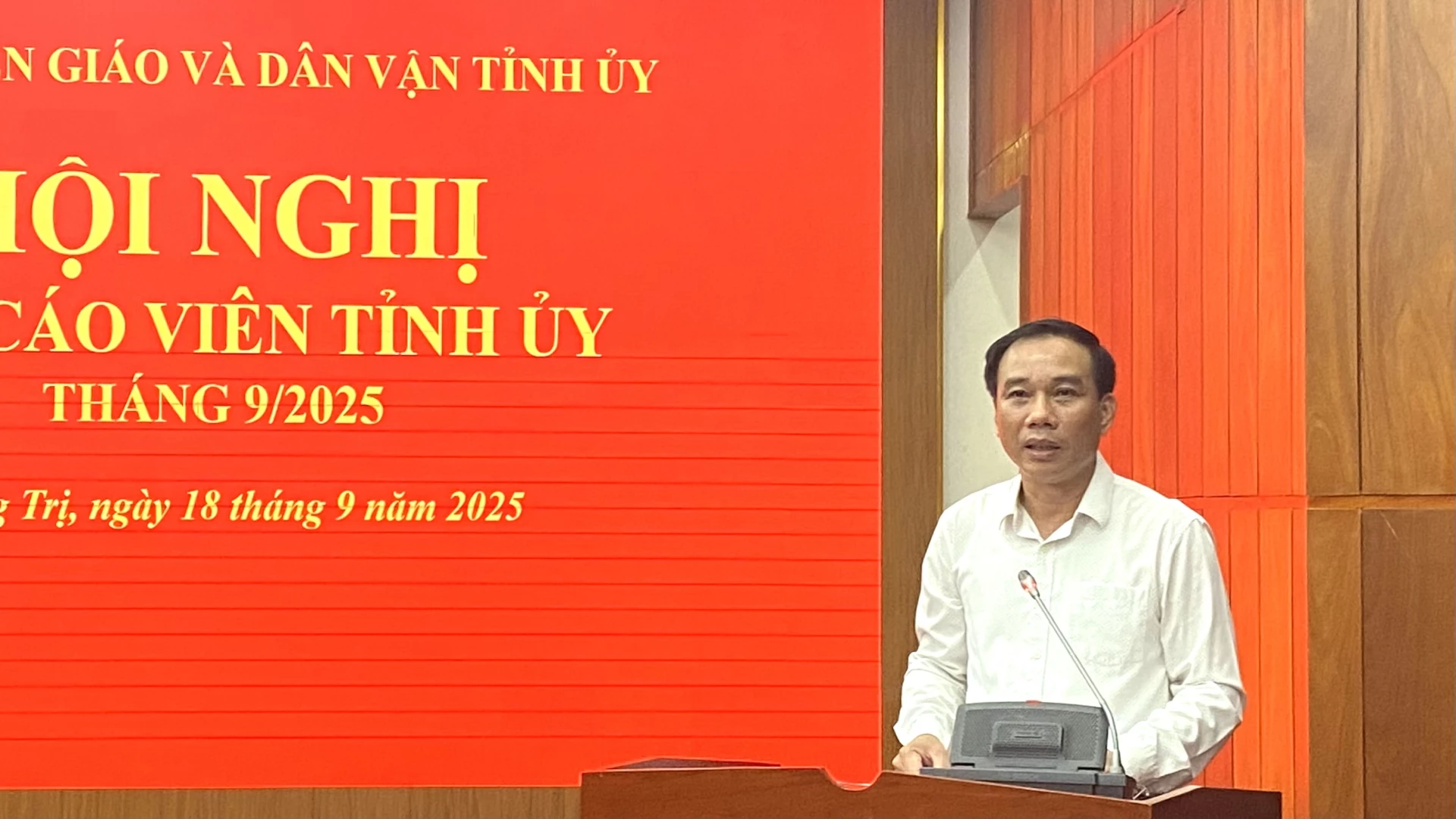 Lãnh đạo sở Nội vụ thông tin chuyên đề đến các báo cáo viên -Ảnh: N.L