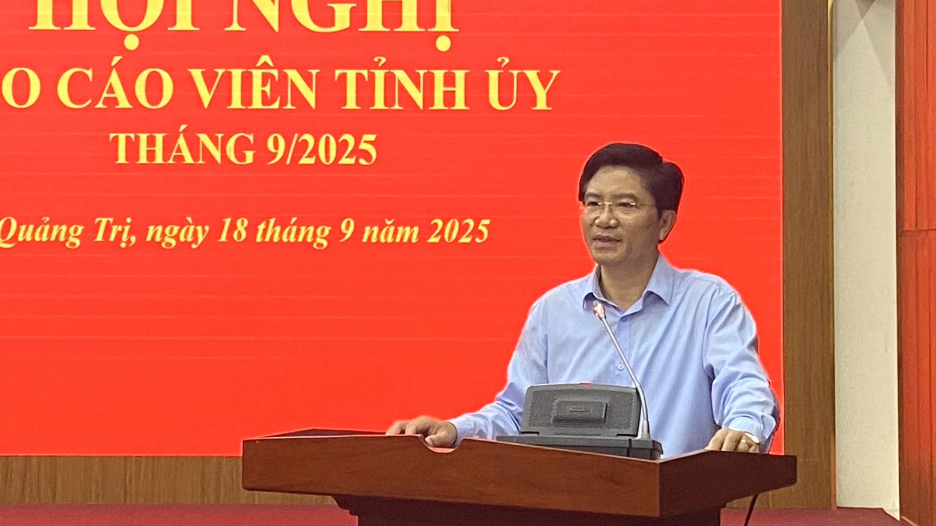 Trưởng Ban Tuyên giáo và Dân vận Tỉnh ủy thông tin chuyên đề đến các báo cáo viên -Ảnh: N.L