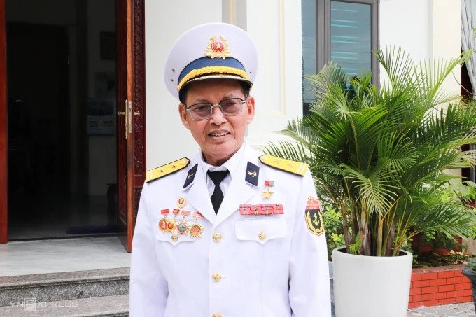 Trung tá, Anh hùng Lực lượng vũ trang nhân dân Lê Xuân Sênh tại nhà riêng ở phường Duy Tân, TP Hải Phòng, sáng 15/8. Ảnh: Nga Thanh