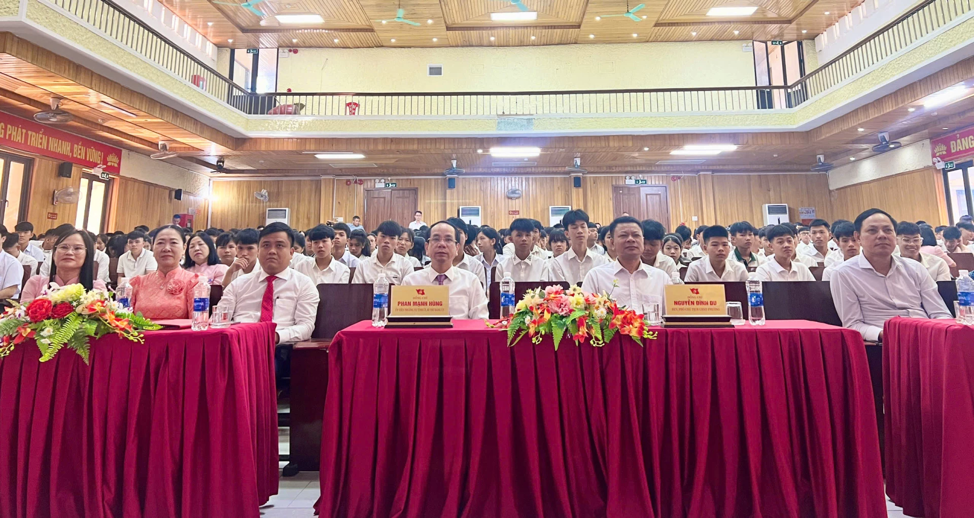 Các đại biểu dự lễ khai giảng - Ảnh: M.N 