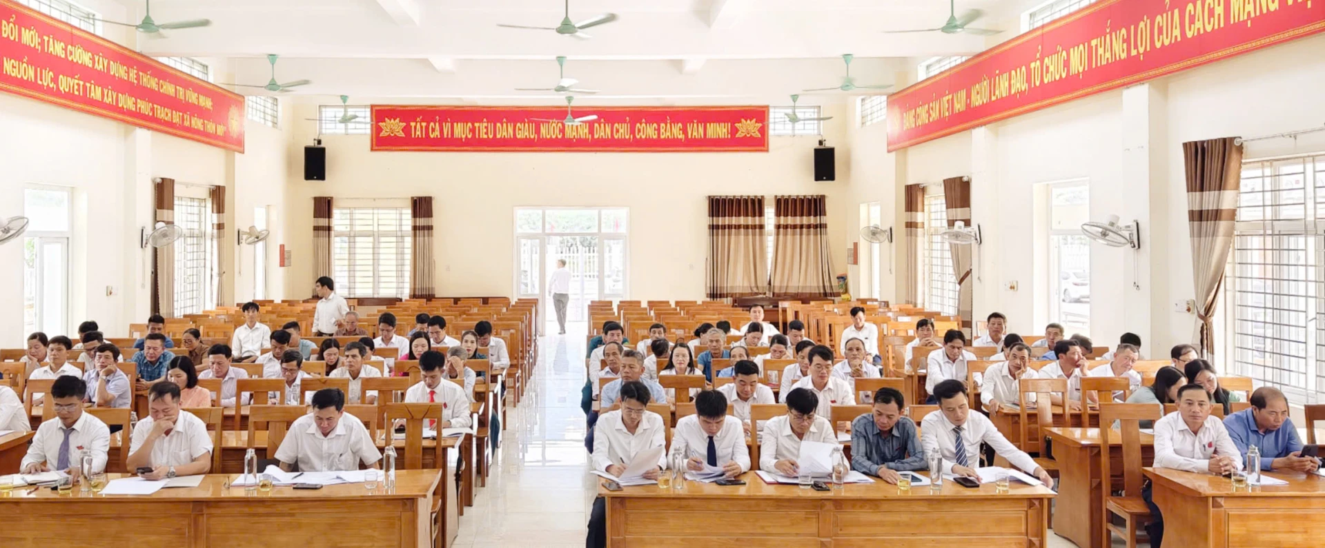 Các đại biểu tham dự kỳ họp - Ảnh: L.M

