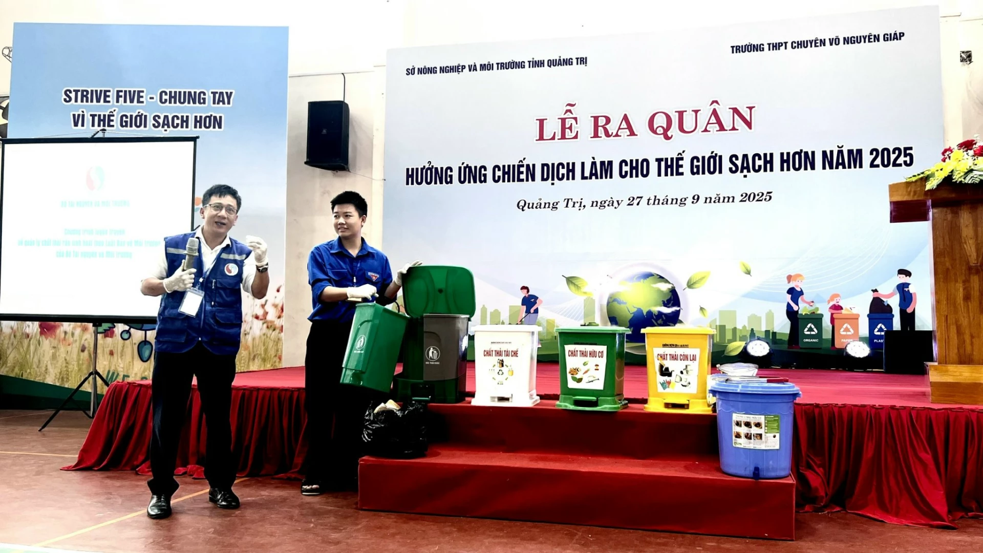 Các em học sinh tham gia tập huấn phân loại và thu gom rác thải