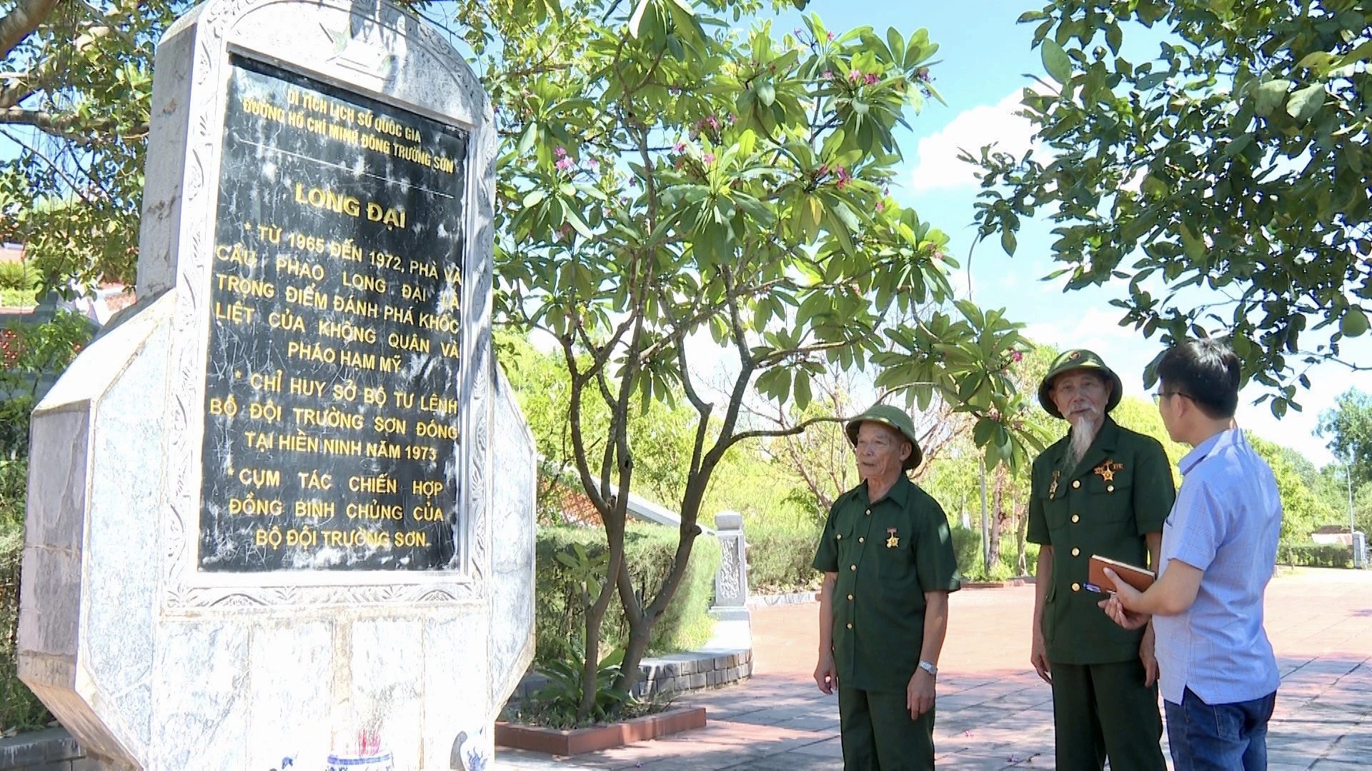 Ông Nguyễn Văn Phùng và ông Trần Văn Bơi tại bia di tích trọng điểm Long Đại.