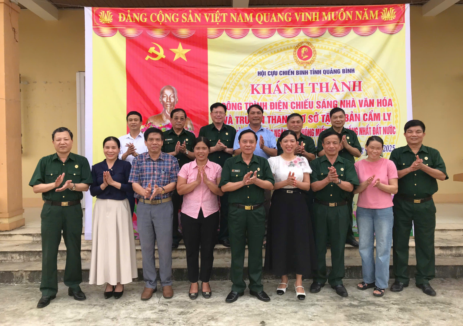 Lãnh đạo Hội CCB tỉnh trao tặng công trình điện chiếu sáng và hệ thống truyền thanh cho bản Cẩm Ly, xã Ngân Thủy, huyện Lệ Thủy (cũ), nay là xã Kim Ngân, tỉnh Quảng Trị - Ảnh: T.V.T