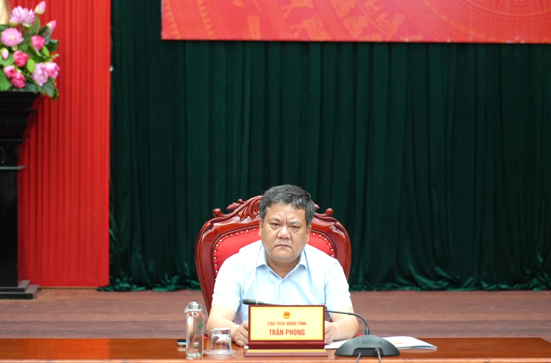 Chủ tịch UBND tỉnh Trần Phong tham dự cuộc họp tại điểm cầu UBND tỉnh Quảng Trị - Ảnh: Trung Đức