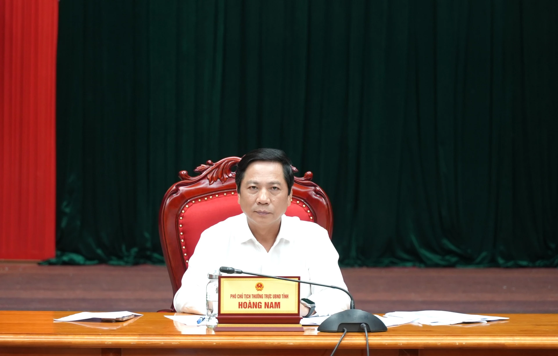 Phó Chủ tịch Thường trực UBND tỉnh Hoàng Nam dự phiên họp tại điểm cầu Quảng Trị - Ảnh: Trung Đức