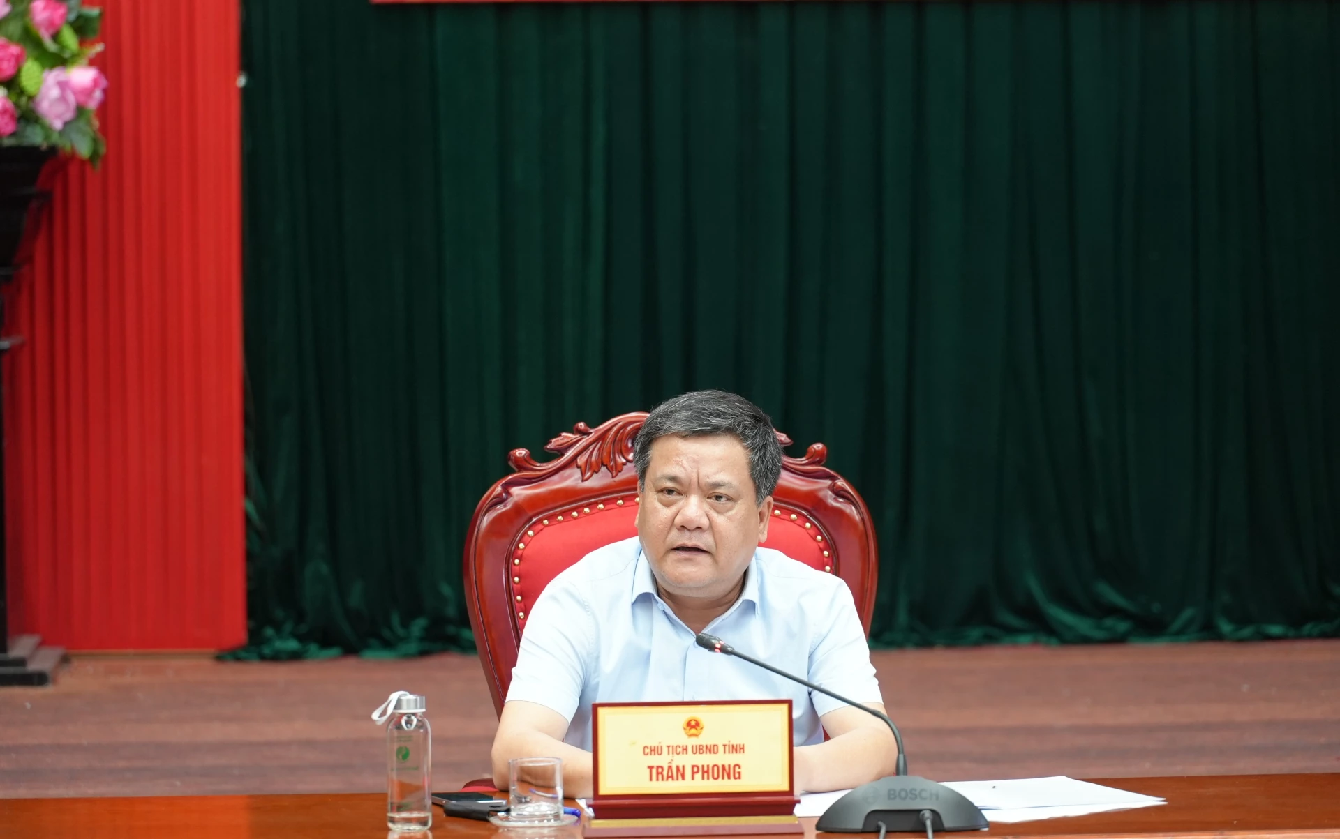 Chủ tịch UBND tỉnh Trần Phong chủ trì cuộc họp tại trụ sở UBND tỉnh - Ảnh: Trung Đức