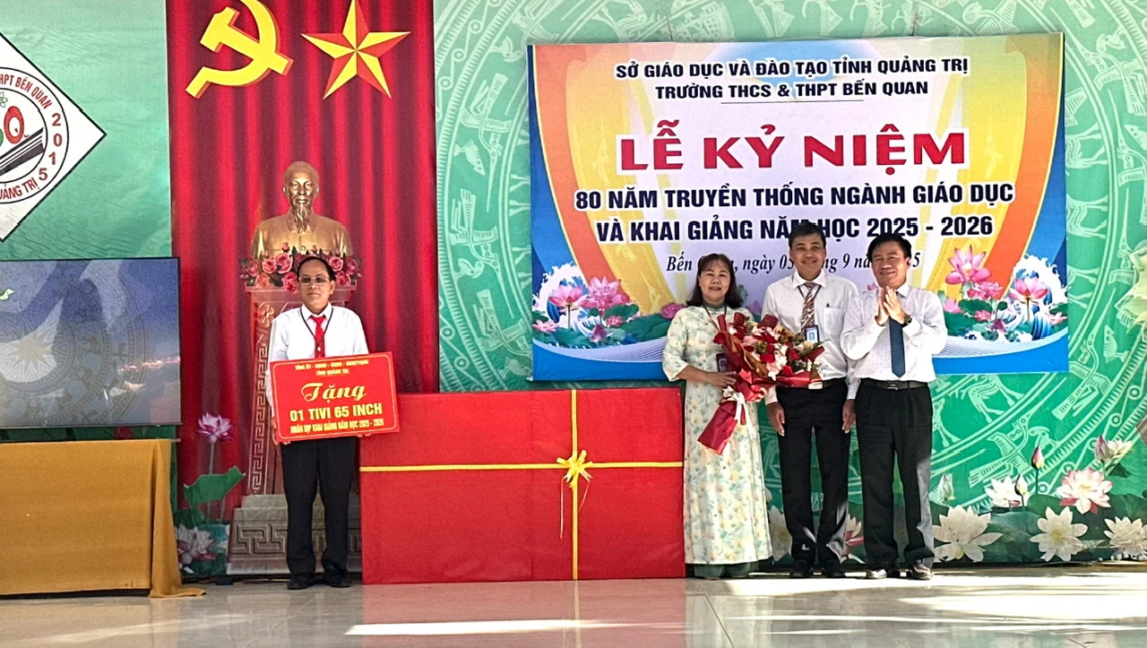 UV BTV Tỉnh ủy, Phó Chủ tịch Thường trực UBMTTQVN tỉnh Đào Mạnh Hùng tặng hoa chúc mừng khai giảng năm học mới. Ảnh: Việt Anh