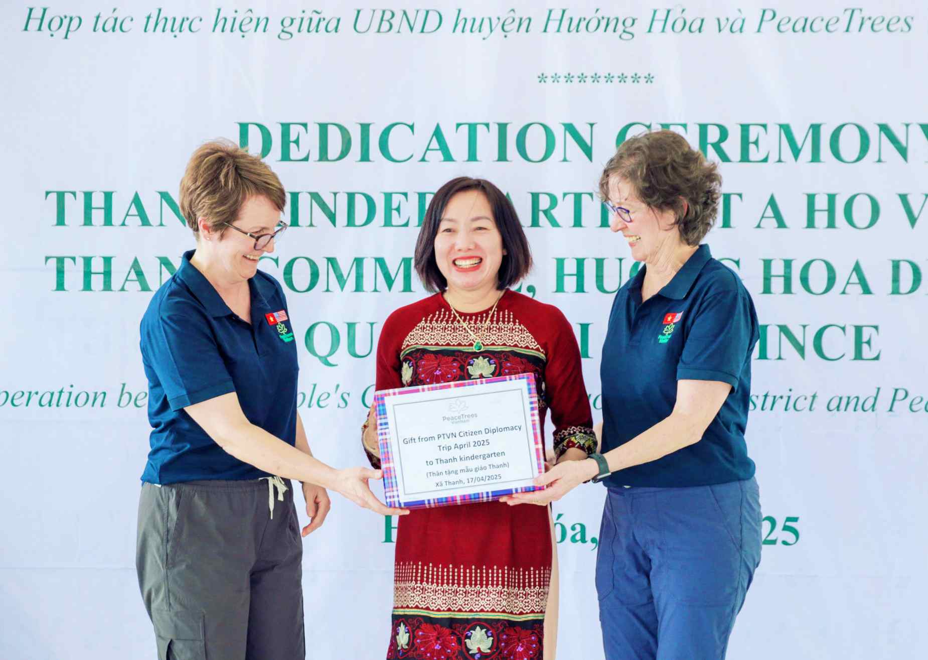 Các nhà tài trợ đến từ Mỹ tặng quà cho cô trò Trường mầm non Thanh - Ảnh: PTVN