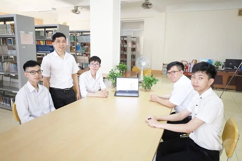 Với sự hướng dẫn của TS. Đậu Mạnh Hoàn, em Nguyễn Hoàng Vũ (ngoài cùng bên phải) và các bạn sẵn sàng cho ra mắt LaoMall trong năm 2026 - Ảnh: M.N