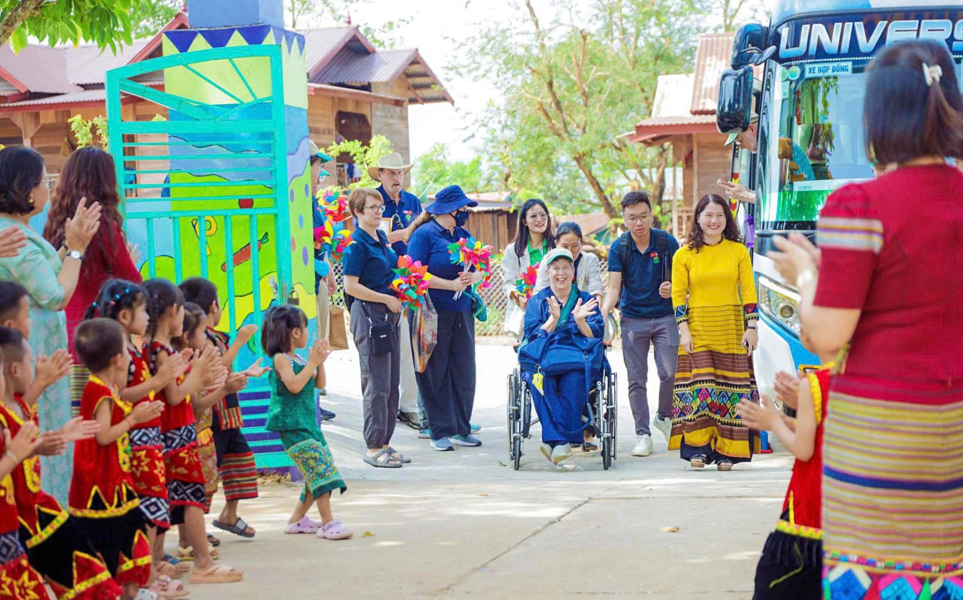 Giáo viên, học sinh Trường mầm non Thanh vui mừng đón cán bộ, nhân viên PTVN và các nhà tài trợ - Ảnh: PTVN