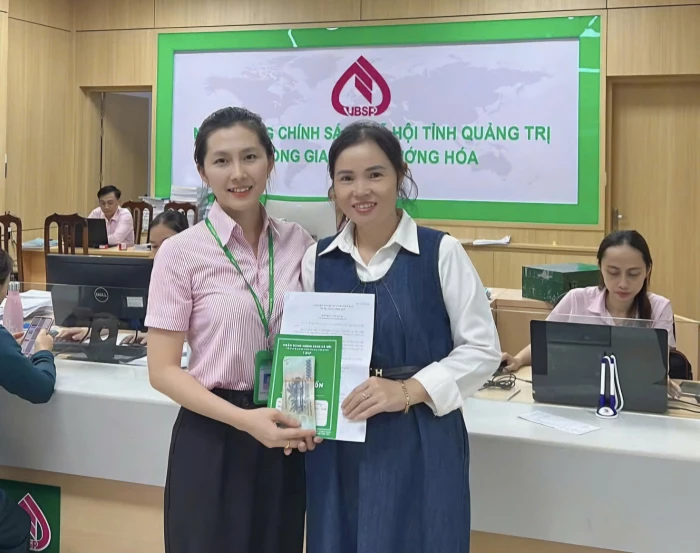 NHCSXH Hướng Hóa giải ngân khoản vay đầu tiên cho sinh viên theo Quyết định số 29/QĐ-TTg