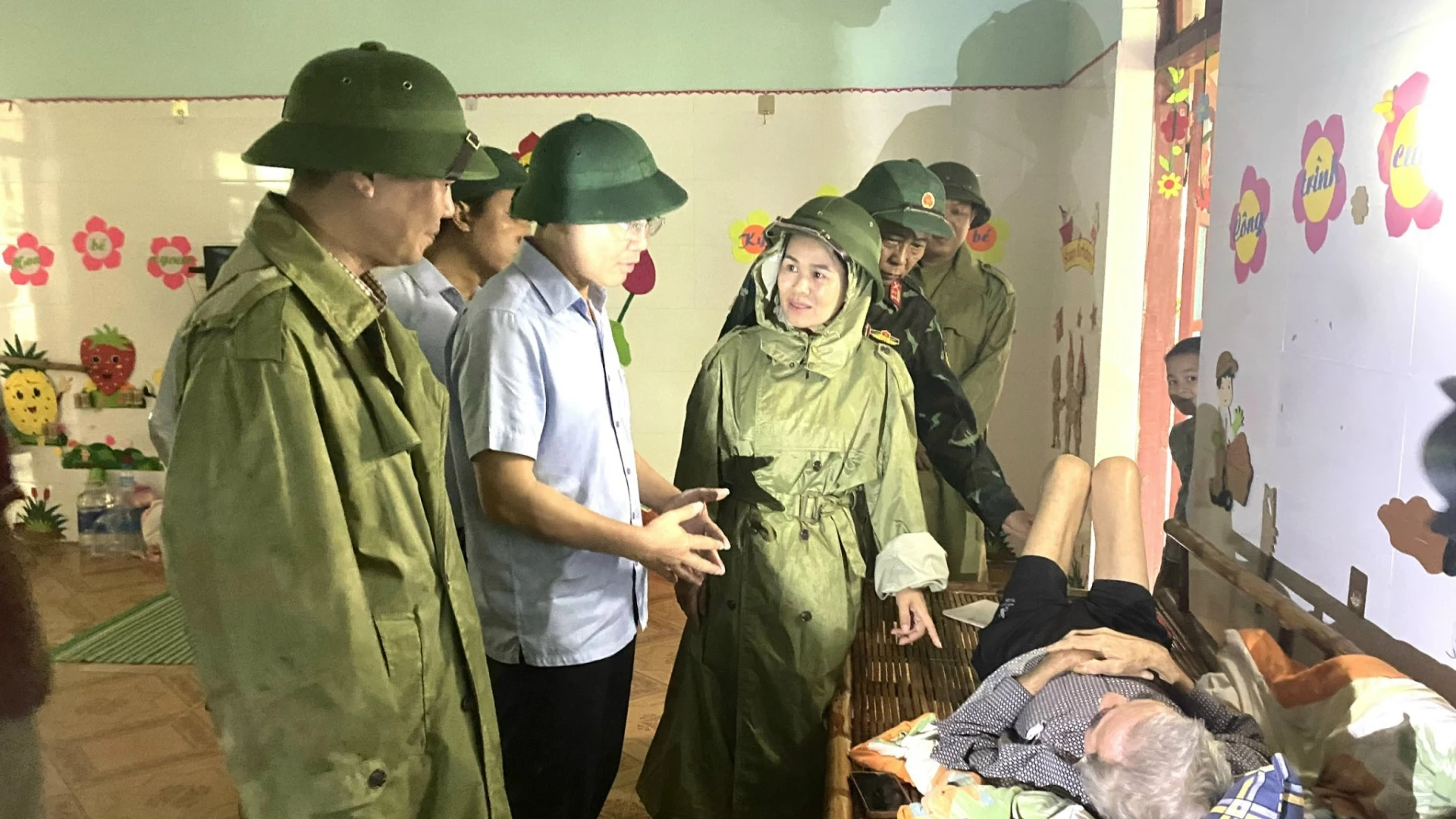 Đồng chí Hoàng Xuân Tân động viên bà con ở điểm di dân thôn Đồng Lâm xã Tuyên Phú - Ảnh: Nguyễn Loan