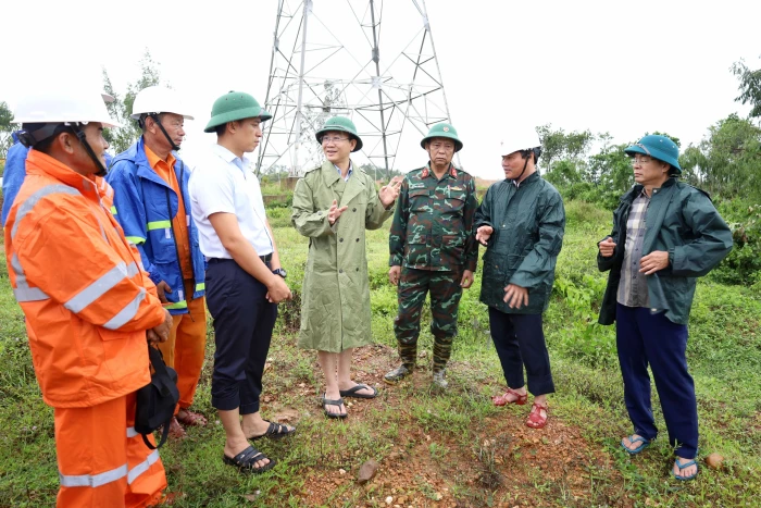 Đồng chí Phó Chủ tịch UBND tỉnh Hoàng Xuân Tân kiểm tra công tác khắc phục hậu quả bão số 10