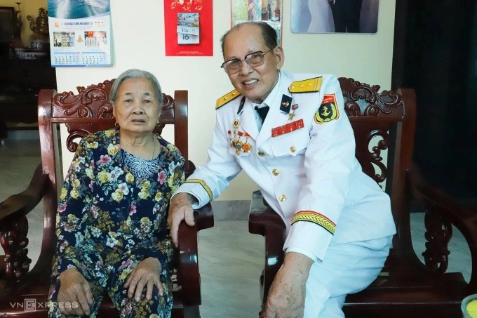 Trung tá Lê Xuân Sênh và vợ, bà Nguyễn Thị Bác, 84 tuổi tại nhà riêng ở phường Duy Tân, TP Hải Phòng, sáng 15/8. Ảnh: Nga Thanh
