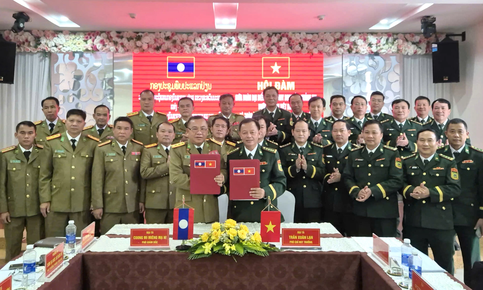 Ban Chỉ huy Bộ đội Biên phòng tỉnh Quảng Trị và Công an tỉnh Sạ-vẳn-na-khệt (Lào) ký kết biên bản hội đàm - Ảnh: N.H
