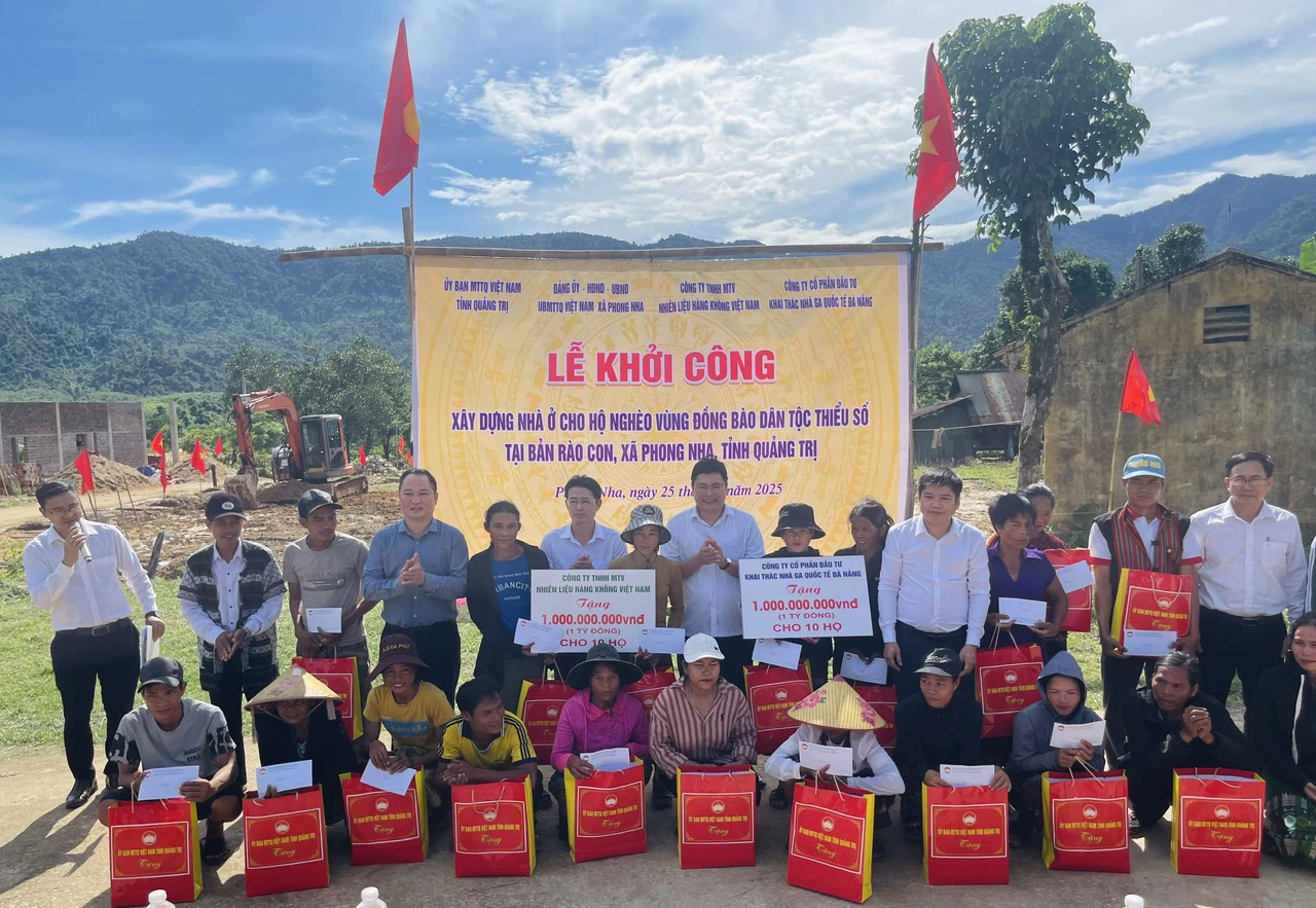Đại diện lãnh đạo Ủy ban MTTQ Việt Nam tỉnh và xã Phong Nha tặng quà cho bà con bản Rào Con (xã Phong Nha).