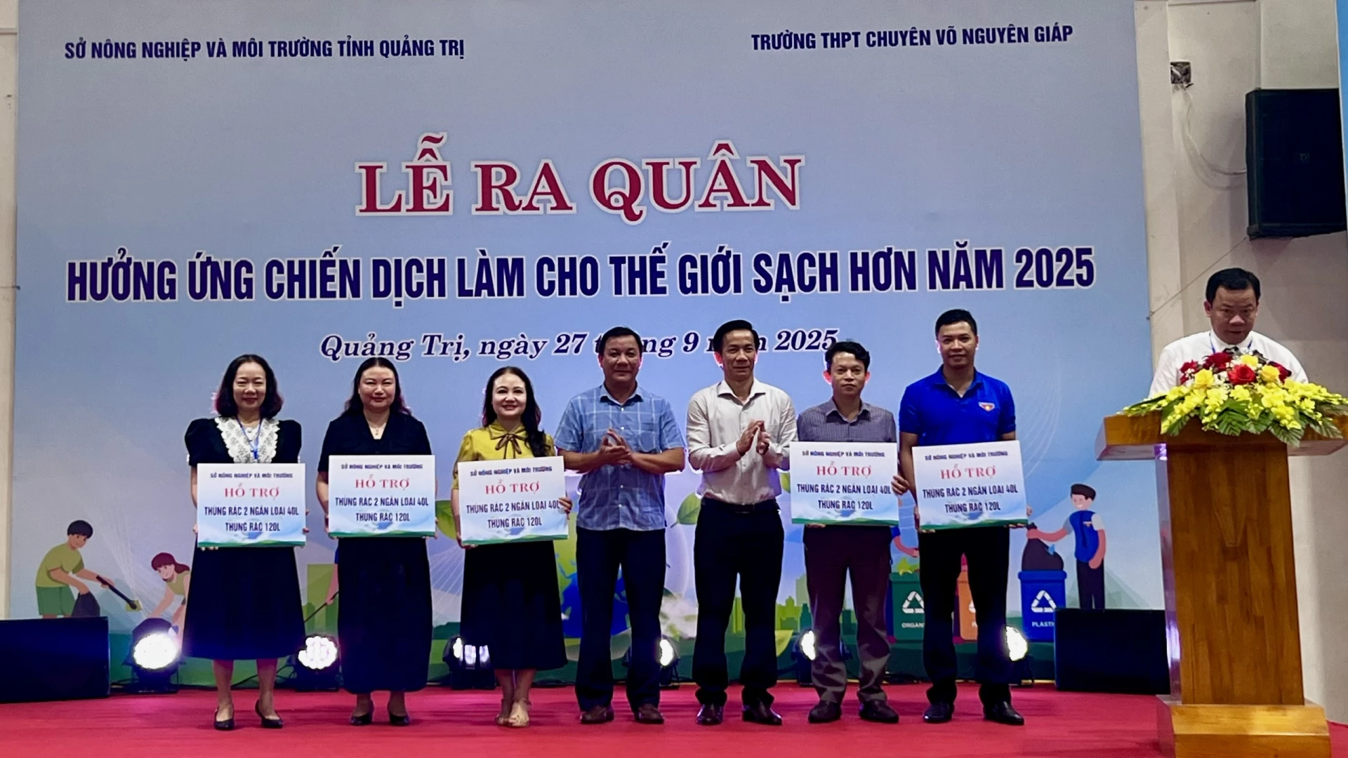 Sở Nông nghiệp và Môi trường tỉnh trao tặng thùng rác cho các đơn vị tham gia