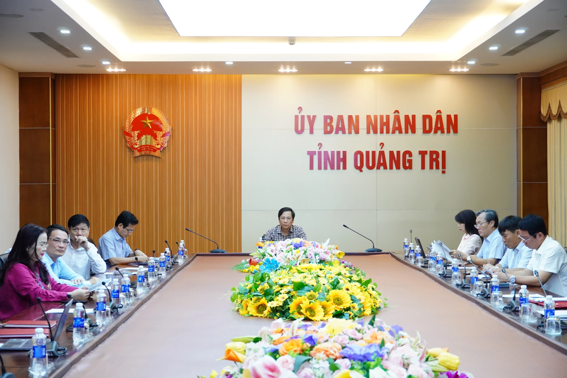 Phó Chủ tịch Thường trực UBND tỉnh Hoàng Nam dự cuộc họp tại điểm cầu UBND tỉnh ở phường Đông Hà - Ảnh: Quốc Nhật