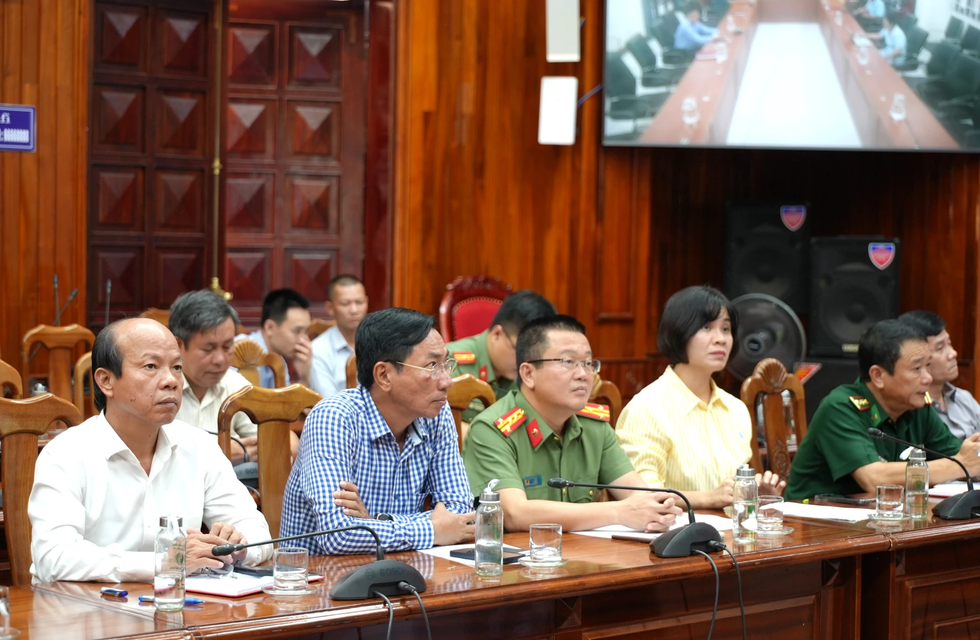 Các đại biểu dự cuộc họp tại trụ sở UBND tỉnh - Ảnh: Trung Đức