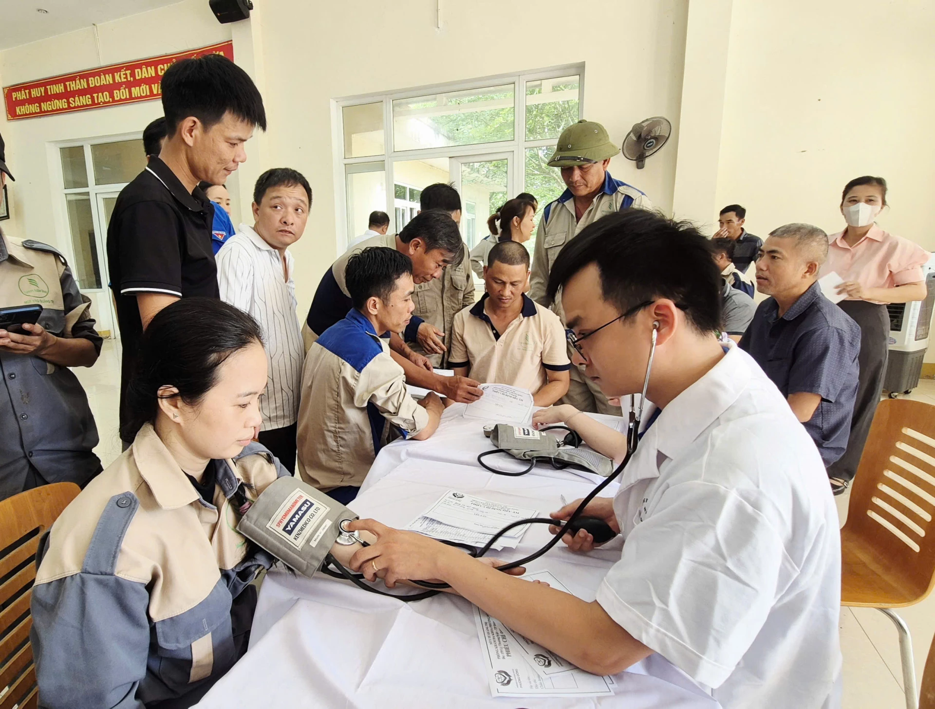 Nhiều doanh nghiệp quan tâm tổ chức khám sức khỏe định kỳ cho người lao động - Ảnh: K.S