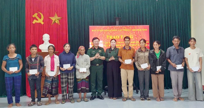 Tặng quà các gia đình hoàn cảnh khó khăn tại xã Kim Ngân và Cồn Tiên