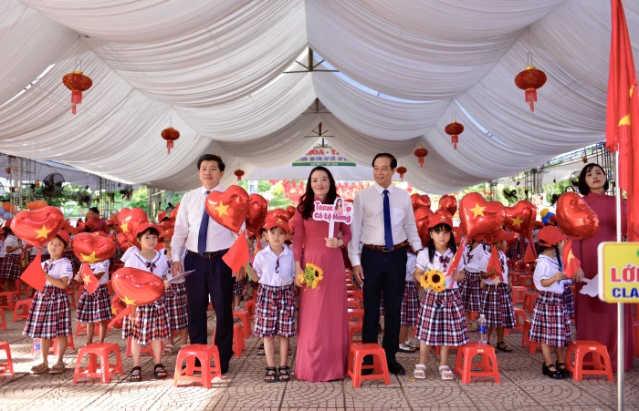 Trưởng Ban Tổ chức Tỉnh uỷ Trần Vũ Khiêm dự lễ khai giảng năm học mới tại Trường Tiểu học số 1 Phúc Trạch, xã Phong Nha