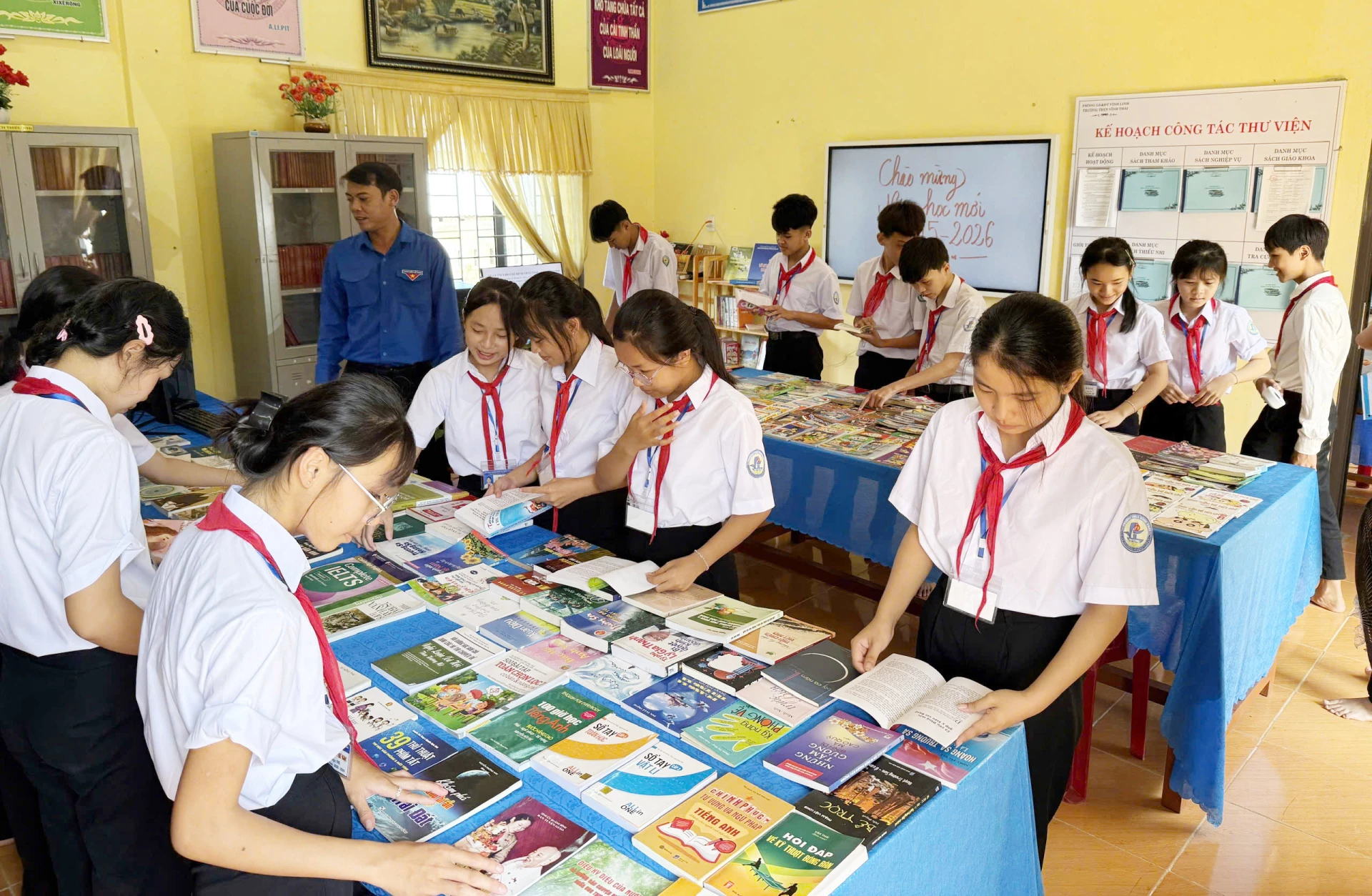 Học sinh Trường THCS Vĩnh Thái tham quan công trình “Thư viện thông minh” - Ảnh: LM