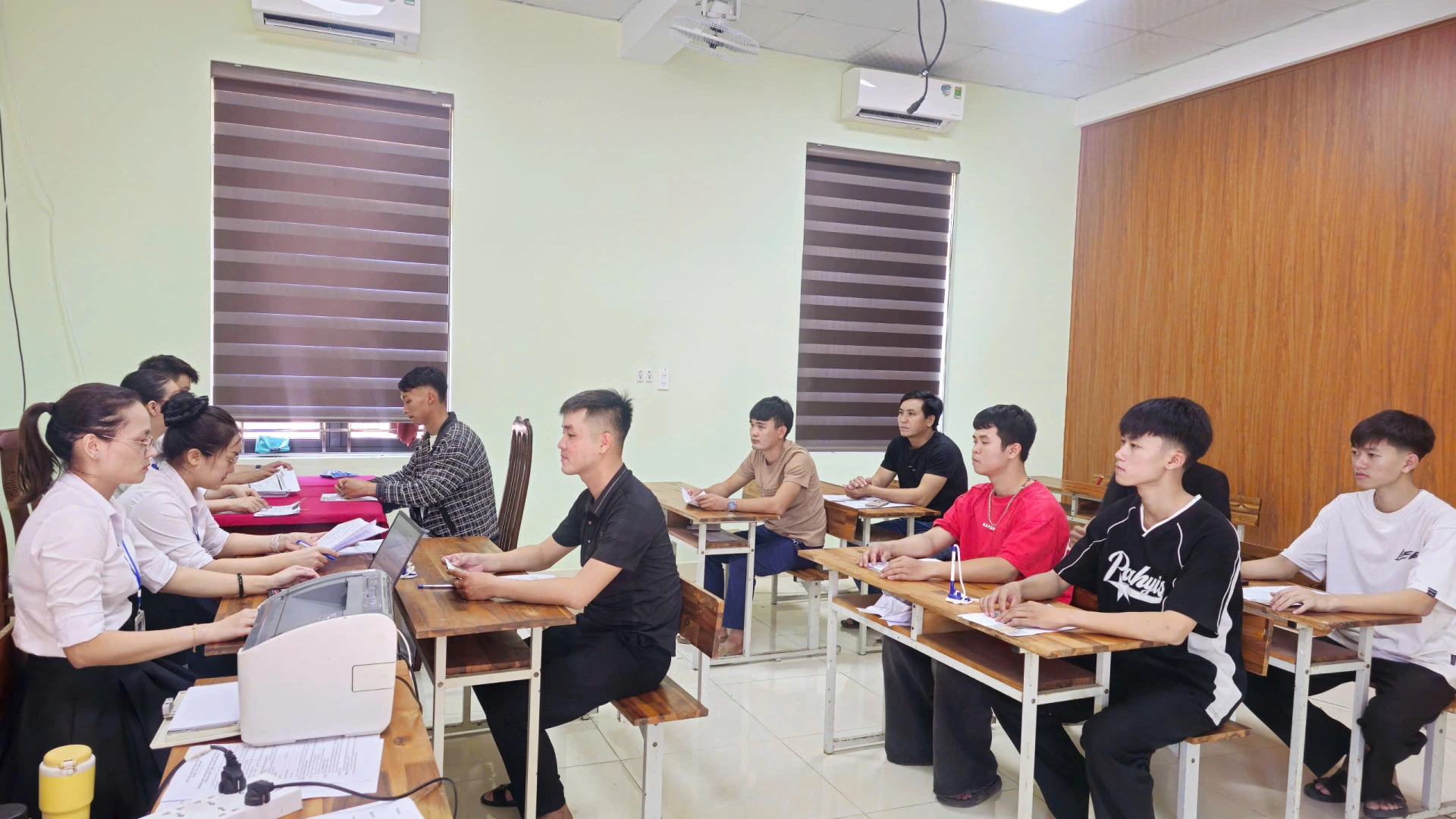 Người lao động được cán bộ Trung tâm Dịch vụ việc làm tỉnh khu vực Bắc Quảng Trị hướng dẫn thủ tục đăng ký tìm việc- Ảnh: T.T