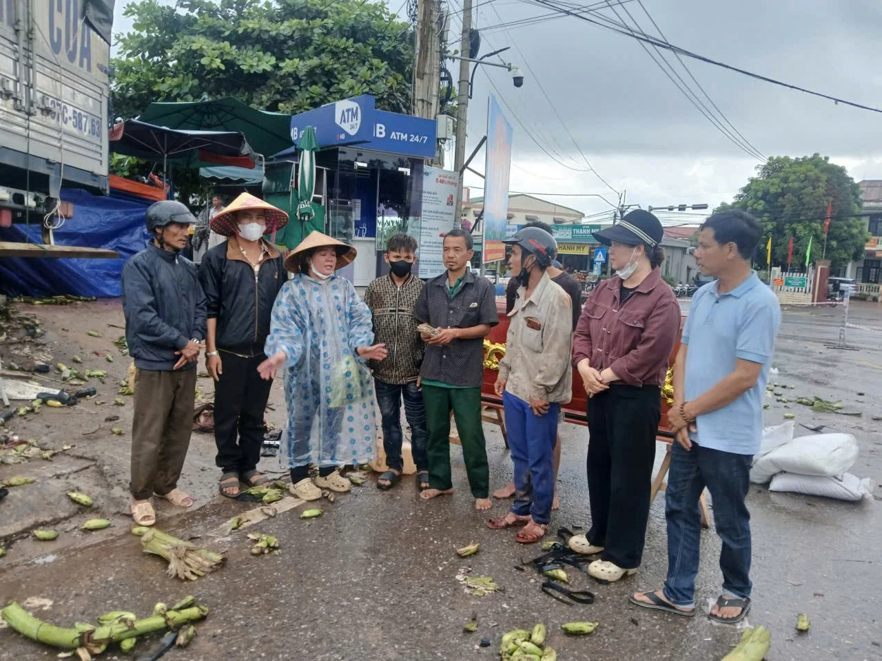 Các nhóm thiện nguyện trao tiền hỗ trợ mua hòm và chi phí tang lễ cho gia đình nạn nhân bị chết do vụ tai nạn - Ảnh: Nhóm thiện nguyện cung cấp