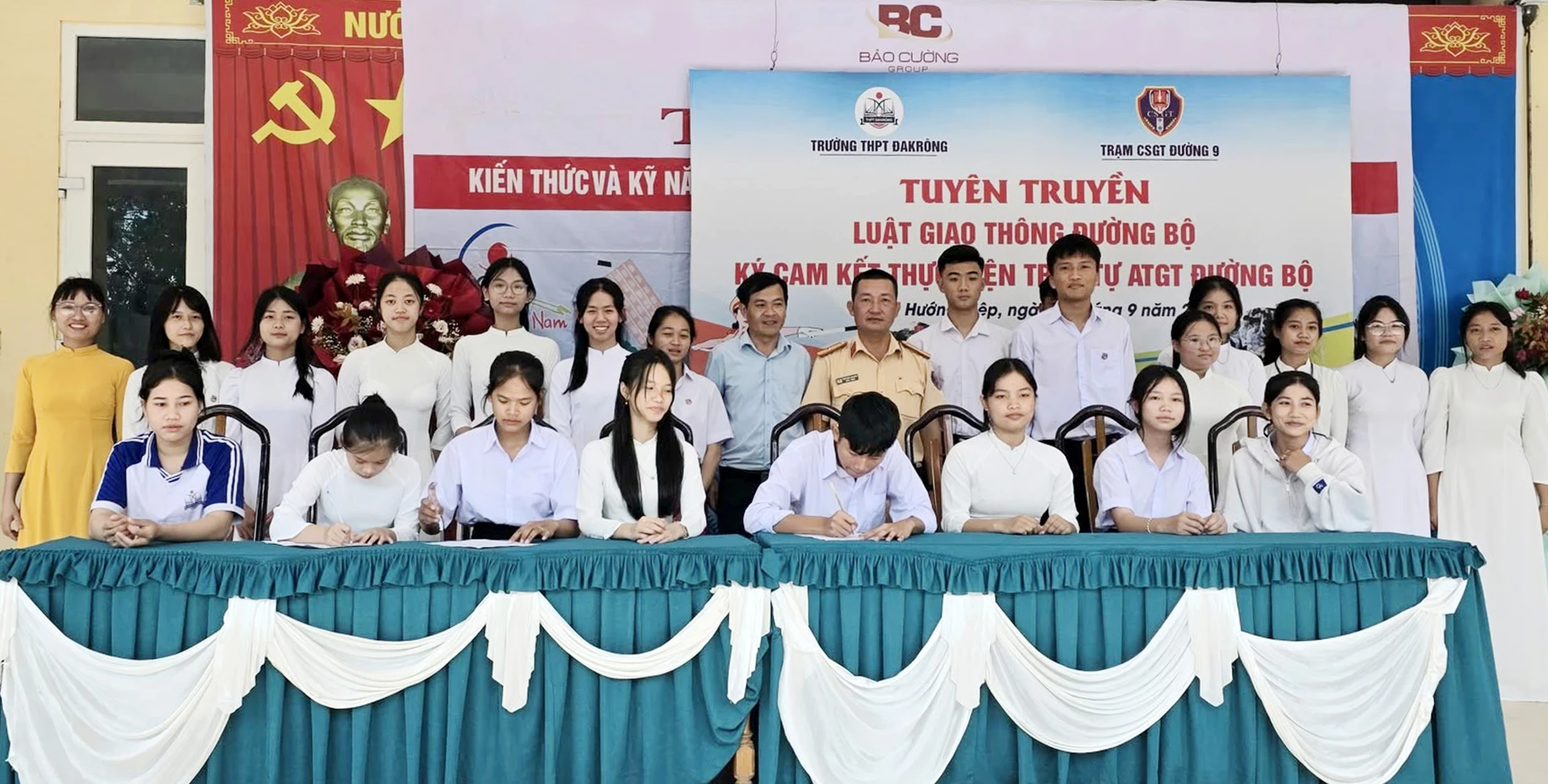 Tổ chức cho học sinh ký cam kết thực hiện đúng các quy định của Luật Trật tự, an toàn giao thông đường bộ - Ảnh: B.T