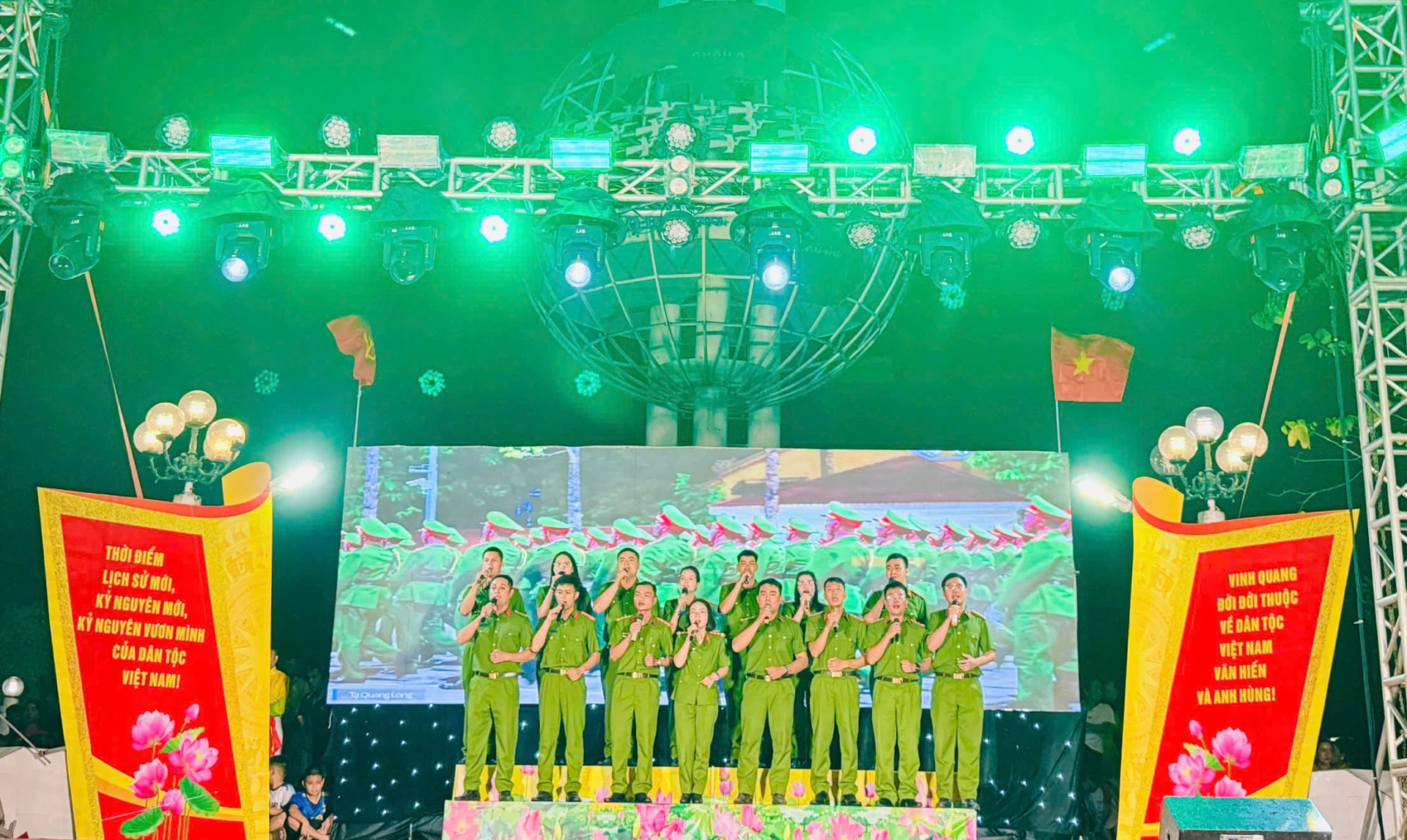 Chương trình liên hoan văn nghệ “Khát vọng non sông” của xã Đông Trạch thành công tốt đẹp - Ảnh: L.M
