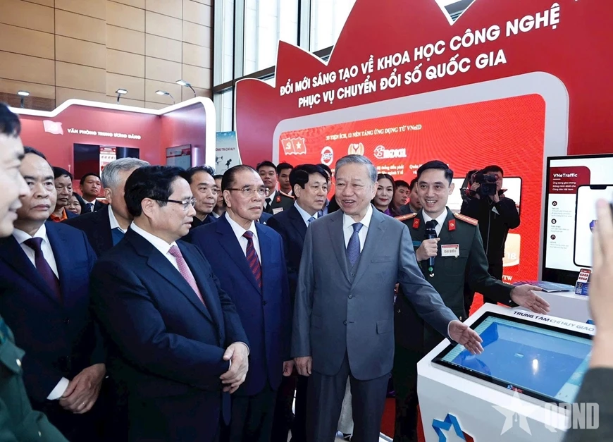 Các đồng chí lãnh đạo Đảng, Nhà nước tham quan các gian hàng trưng bày tại Hội nghị toàn quốc về đột phá phát triển khoa học, công nghệ, đổi mới sáng tạo và chuyển đổi số quốc gia, tháng 1-2025 Ảnh: VIẾT THÀNH
