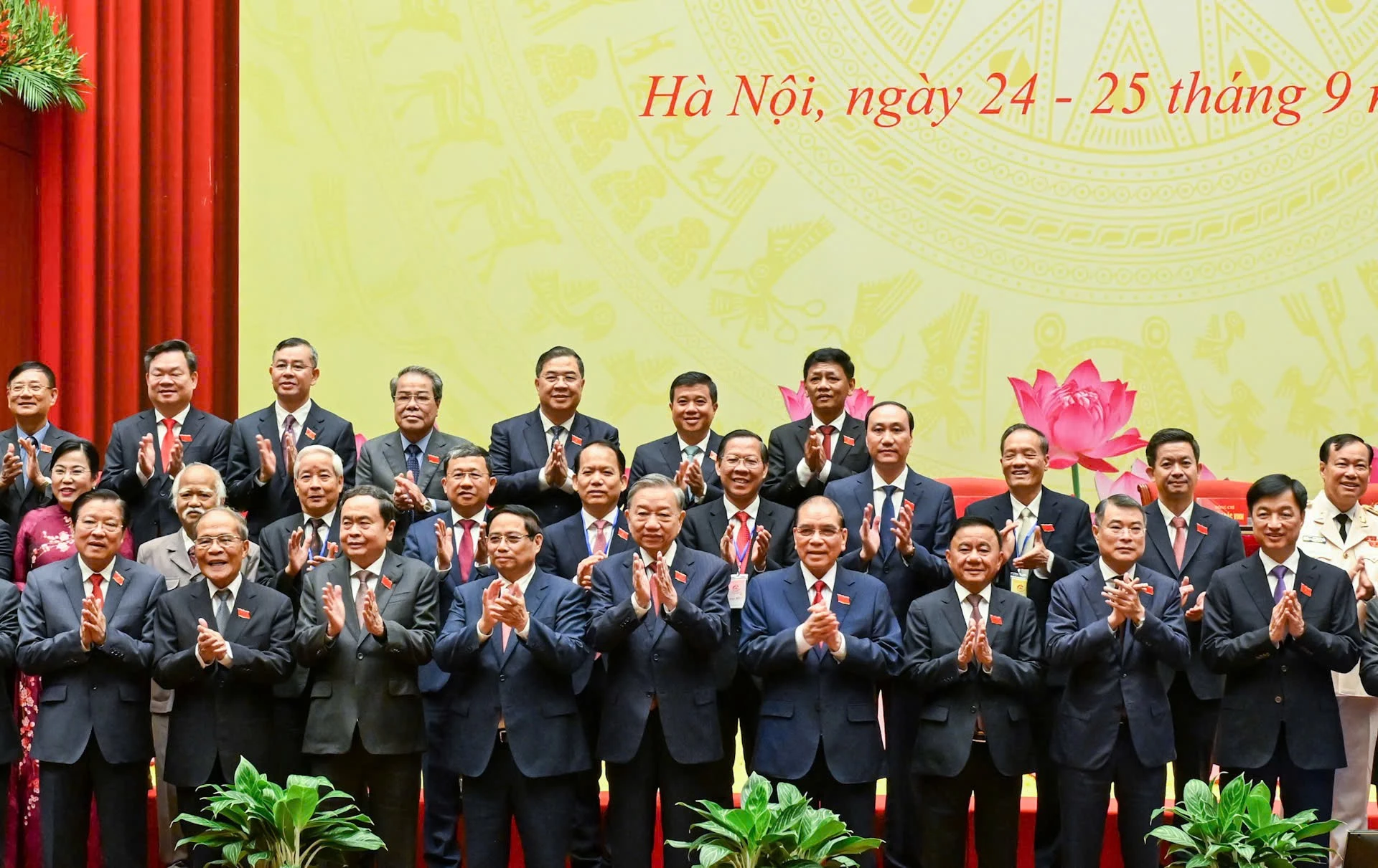 Các đồng chí lãnh đạo Đảng, Nhà nước; nguyên lãnh đạo Đảng, Nhà nước và các đại biểu dự đại hội.