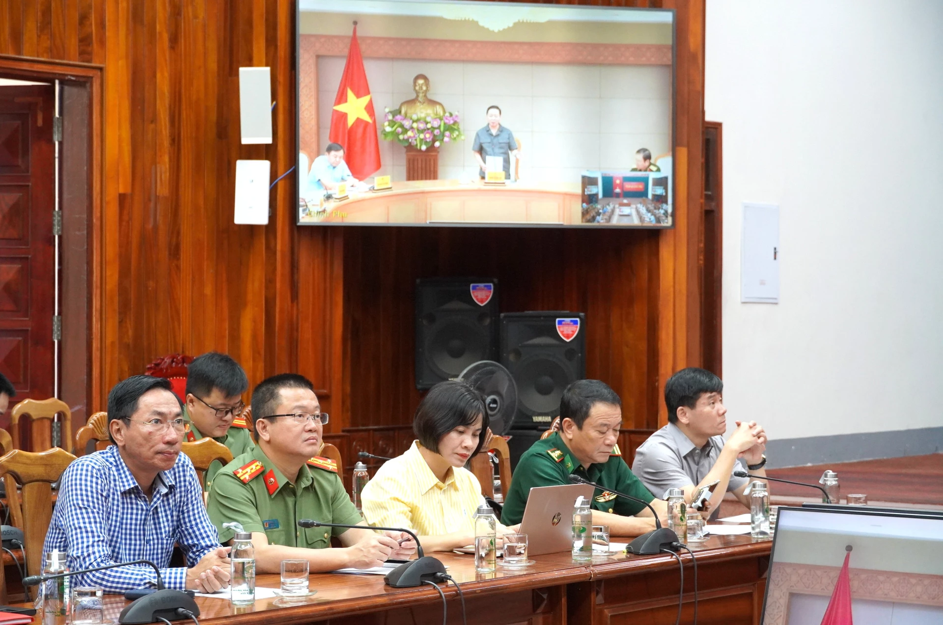 Các đại biểu dự cuộc họp tại điểm cầu UBND tỉnh Quảng Trị - Ảnh: Trung Đức