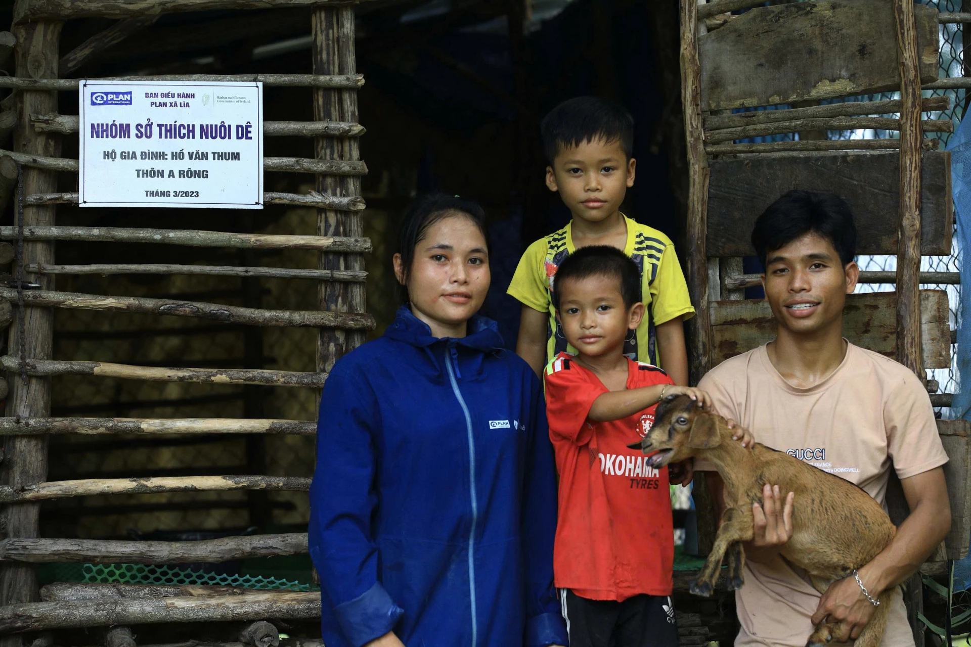Gia đình anh Hồ Văn Thum, chị Hồ Thị Viên ở thôn A Rông, xã Lìa - Ảnh: P.T.L