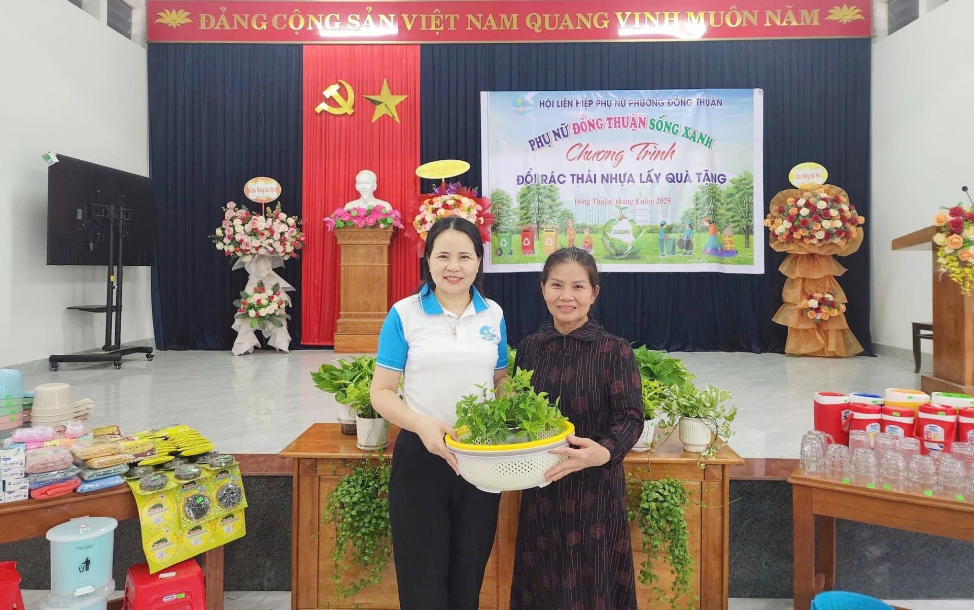 Lan tỏa mô hình “Phụ nữ Đồng Thuận sống xanh” với chương trình “Đổi rác thải nhựa lấy quà tặng - Ảnh: M.N