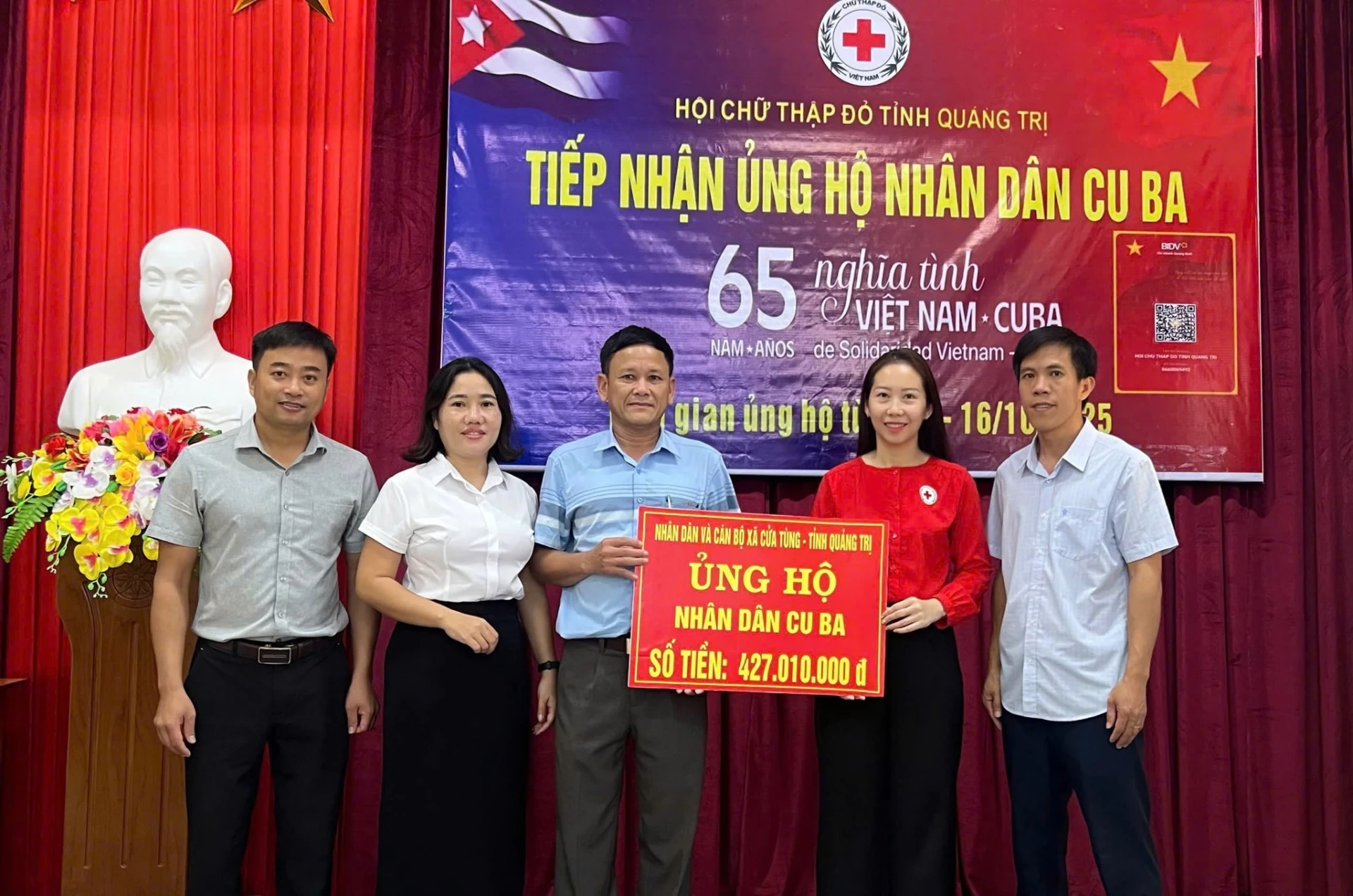 Nhân dân và cán bộ xã Cửa Tùng ủng hộ Nhân dân Cuba thông qua Hội Chữ thập đỏ tỉnh Quảng Trị