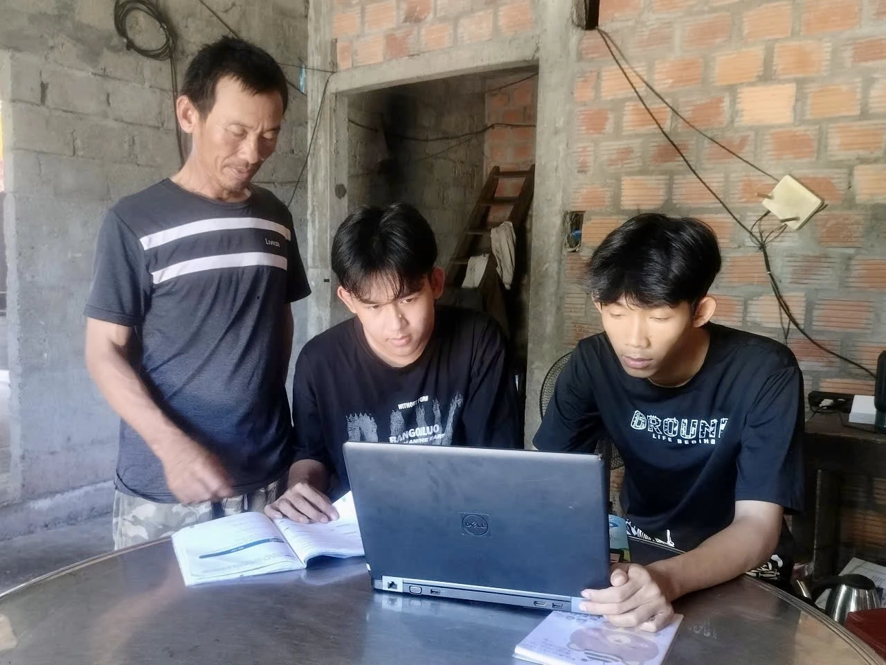 Anh em Phước được tiếp tục đi học nhờ nguồn vốn ưu đãi dành cho học sinh, sinh viên có hoàn cảnh khó khăn - Ảnh: T.P
