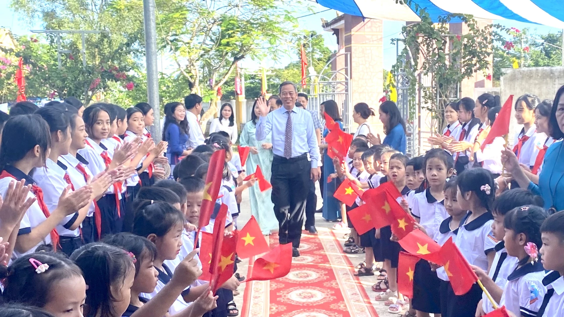 Phó Bí thư, Chủ tịch HĐND tỉnh Nguyễn Đăng Quang đến dự lễ khai giảng tại trường Tiểu học và THCS Hải Lâm