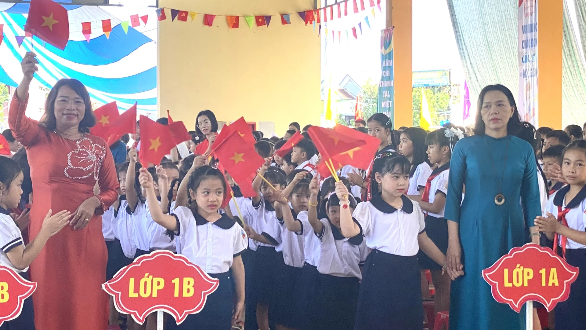 Đón các em học sinh lớp 1
-Ảnh: N.L