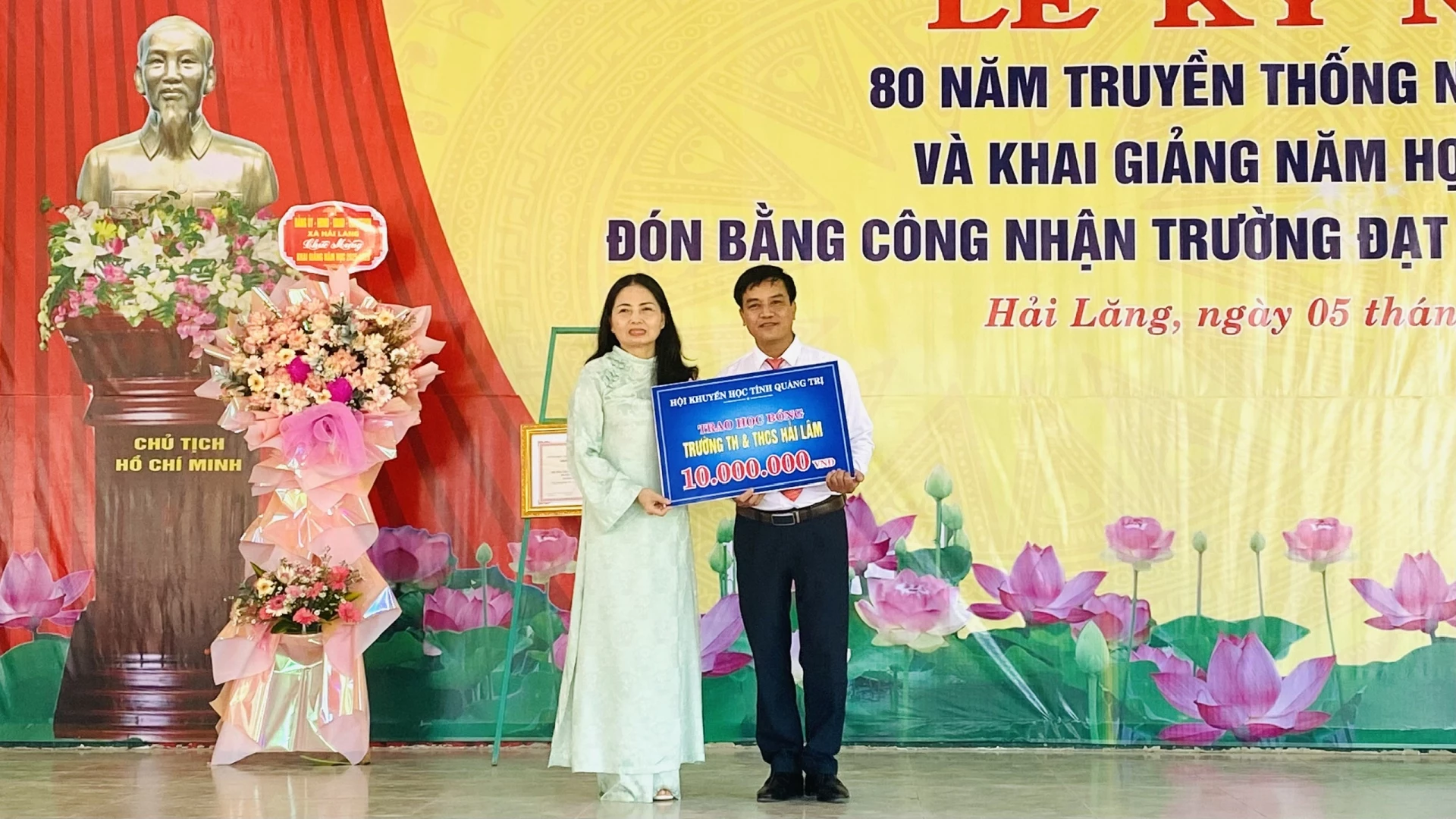Hội khuyến học trao học bổng 10 triệu đồng cho học sinh nhà trường