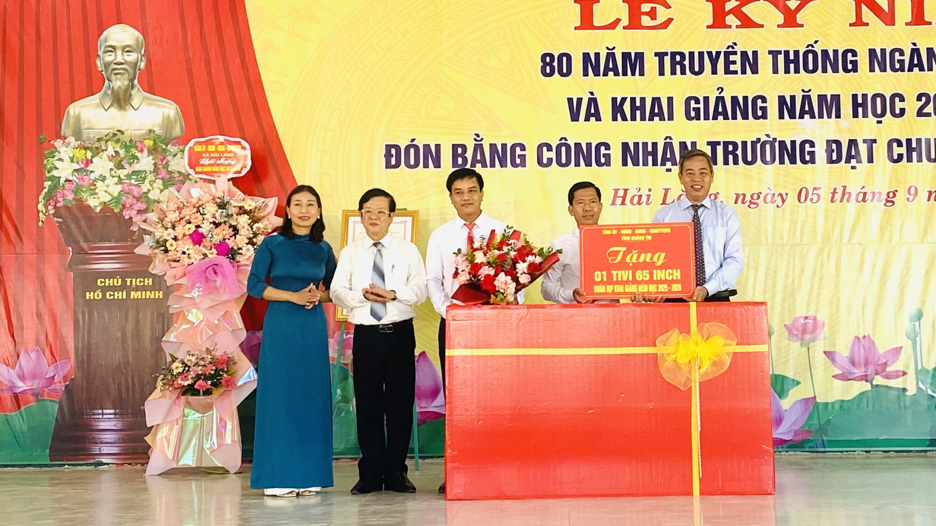 Phó Bí thư, Chủ tịch HĐND tỉnh Nguyễn Đăng Quang trao tặng quà của Tỉnh ủy, HĐND< UBND, UBMTTQVN cho nhà trường