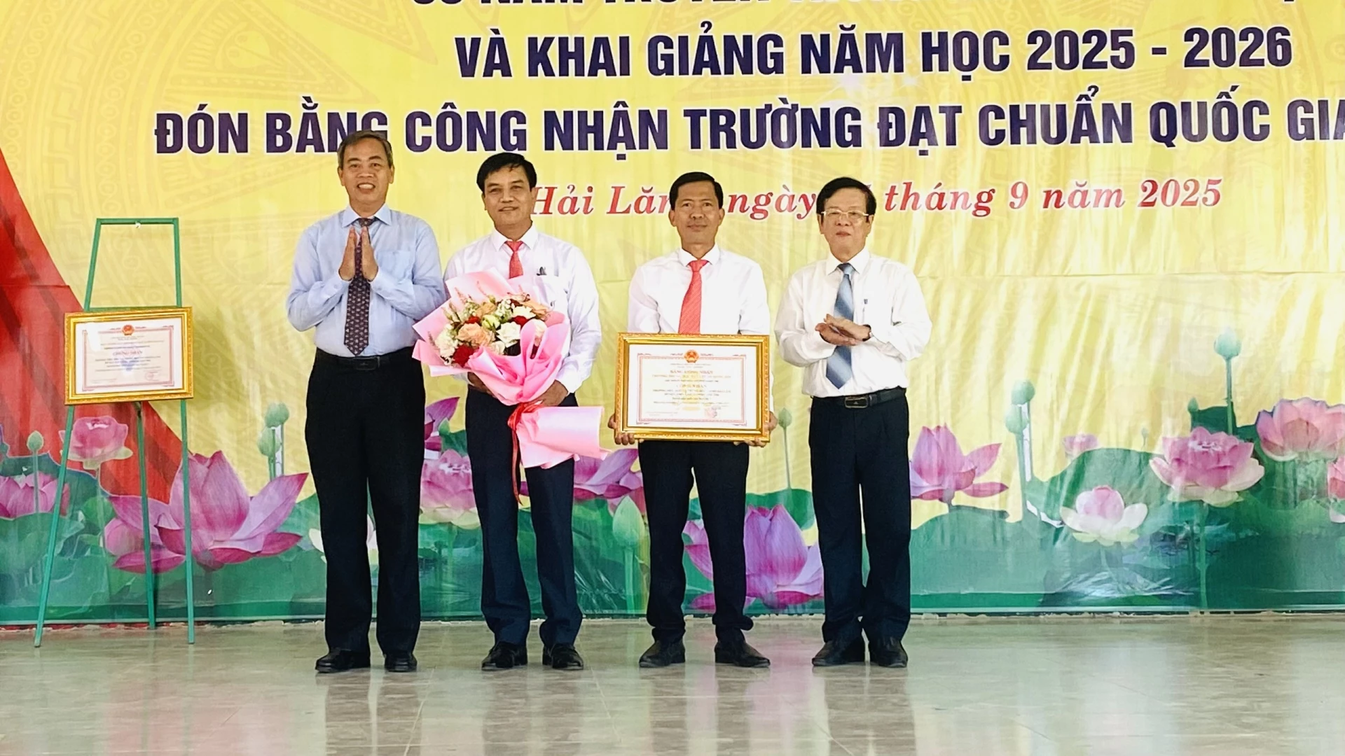 Phó Bí thư Tỉnh ủy, Chủ tịch HĐND tỉnh Nguyễn Đăng Quang trao Bằng công nhận trường đạt chuẩn Quốc gia mức độ 1 cho nhà trường -Ảnh: N.L