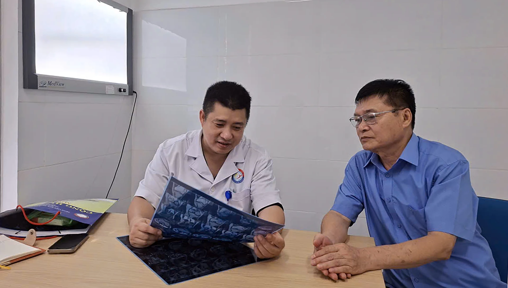 Hai thế hệ: Bác sĩ Nguyễn Văn Liễu và tiến sĩ, bác sĩ Nguyễn Phạm Tuấn gắn bó sâu sắc với đất nước Cuba anh em -Ảnh: N.M