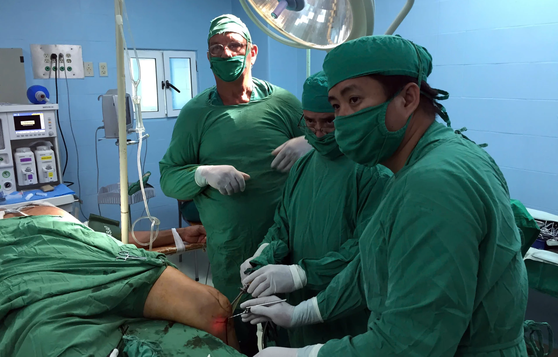 Tiến sĩ, bác sĩ Nguyễn Phạm Tuấn (ngoài cùng bên phải) trong một ca phẫu thuật cùng các chuyên gia Cuba -Ảnh: N.M