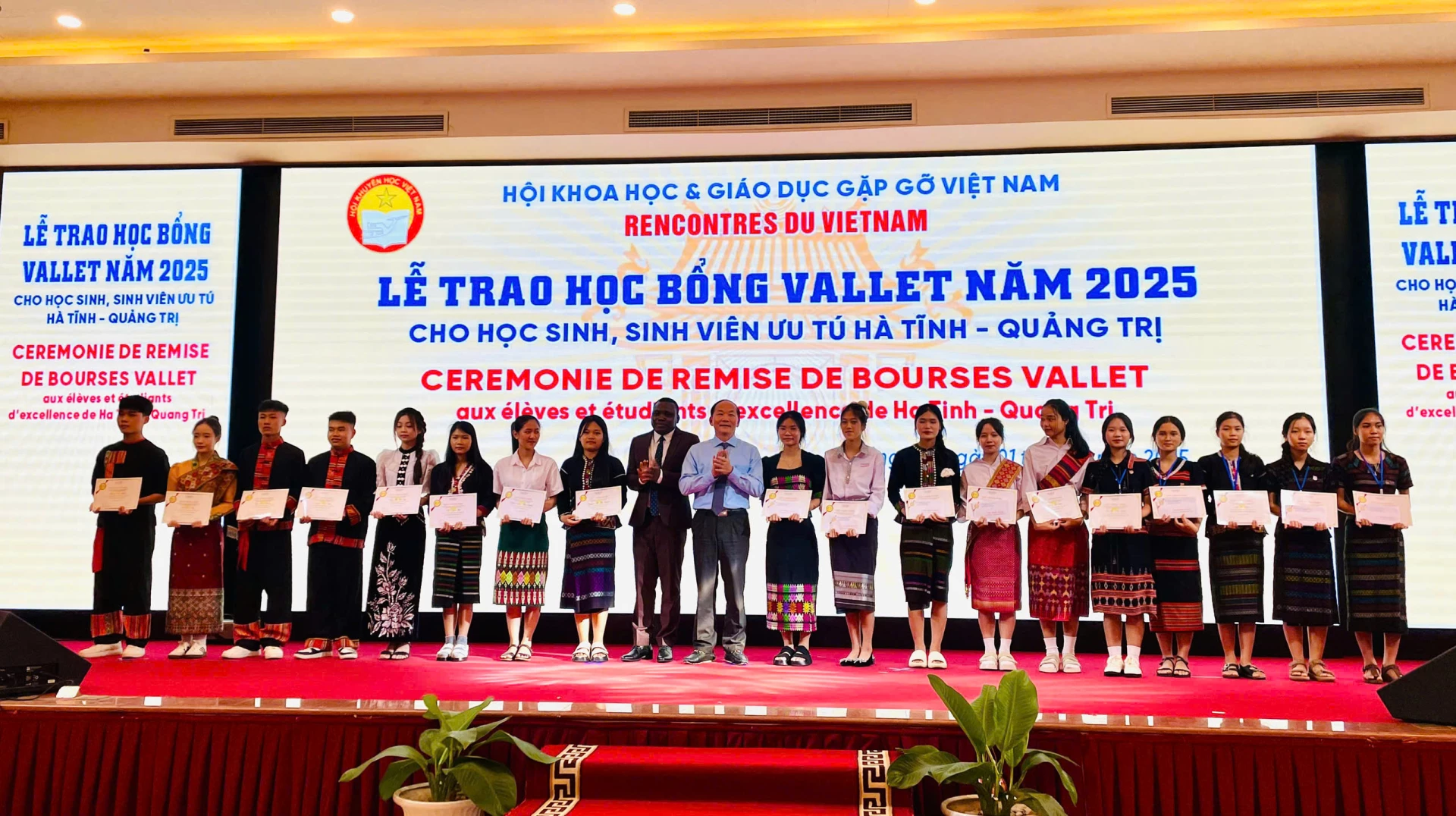 Hội Khuyến học tỉnh Quảng Trị trao học bổng Vallet năm 2025 cho nhiều học sinh, sinh viên ưu tú, đặc biệt là con em đồng bào dân tộc thiểu số để tiếp sức đến trường - Ảnh: M.H