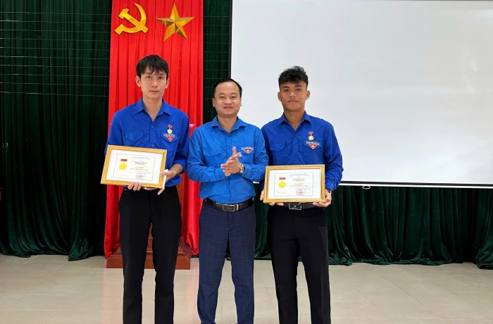 Trao Huy hiệu 'Tuổi trẻ dũng cảm' cho đoàn viên cứu người đuối nước